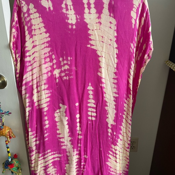 A Fuschia tunic. Sleeveless. One size. - Picture 2 of 5